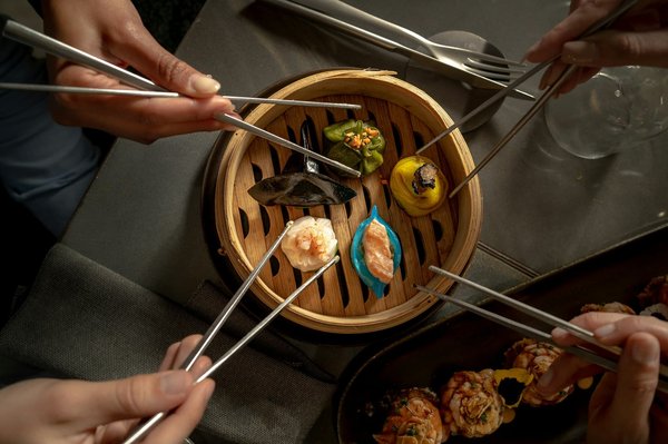 Quelles stratégies pour intégrer des plats inspirés de la cuisine de rue asiatique dans un bistro moderne?